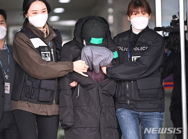 10살 여아 조카를 욕조에서 '물고문' 하는 등 학대해 숨지게 한 이모 B씨가 10일 오후 경기도 용인동부경찰서에서 구속영장 실질심사를 위해 호송되고 있다.