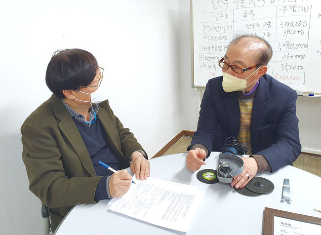 앤에스티 안상훈(사진 우) 대표와 인터뷰 하고 있는 본지 박성태(사진 좌) 대표 겸 대기자.