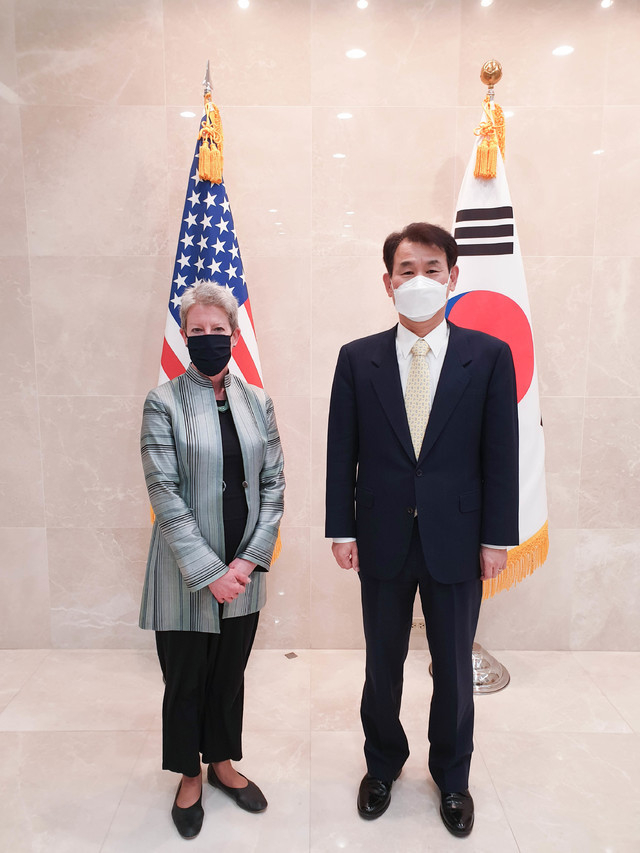 정은보 한미 방위비분담금 협상대사와 도나 웰튼(Donna Welton) 국무부 방위비분담협상대표(정치군사국 선임보좌관)가 미국 워싱턴에서 기념촬영을 하고 있다. 외교부는 8일 제11차 한·미 방위비분담특별협정(SMA)이 원칙적 합의에 이르렀다고 밝혔다. (사진=외교부 제공)