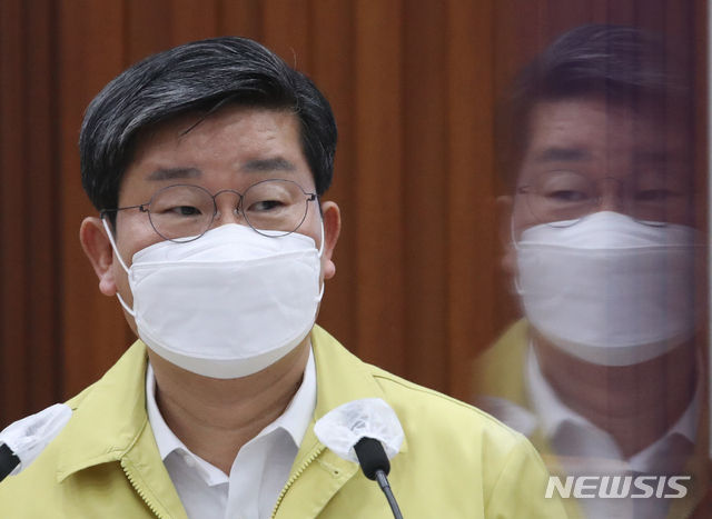 지난 13일 오전 서울 종로구 정부서울청사에서 열린 코로나19 대응 중앙재난안전대책본부(중대본) 회의에 참석해 발언하고 있는 전해철 중앙재난안전대책본부(중대본) 2차장(행정안전부 장관)(사진/뉴시스)