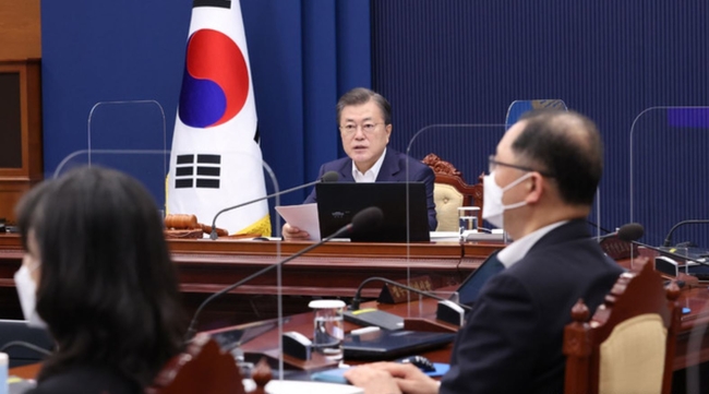 문재인 대통령이 16일 오전 청와대 여민관에서 열린 국무회의를 주재하고 있다 (사진=뉴시스 제공)