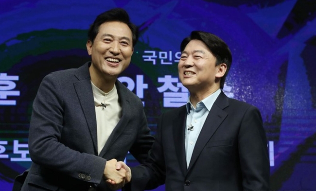 오세훈(왼쪽) 국민의힘 서울시장 후보, 안철수 국민의당 서울시장 후보가 지난 15일 서울 영등포 더플러스 스튜디오에서 단일화 비전발표회를 마치고 인사하고 있다 (사진=뉴시스 제공)