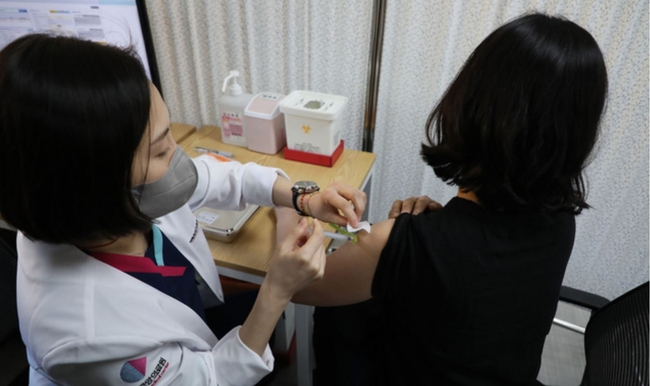 지난달 27일 오전 서울시 중구 을지로 국립중앙의료원 중앙예방접종센터에서 의료진이 화이자 백신을 접종 받고 있다 (사진=뉴시스 제공)