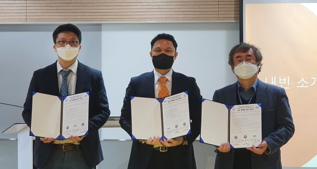 왼쪽부터 이동규 동아대 긴급대응기술정책연구센터 소장, 최두찬 한방유비스㈜ 대표이사, 김병권 동아대 대학원 기업재난관리학과 책임교수. 