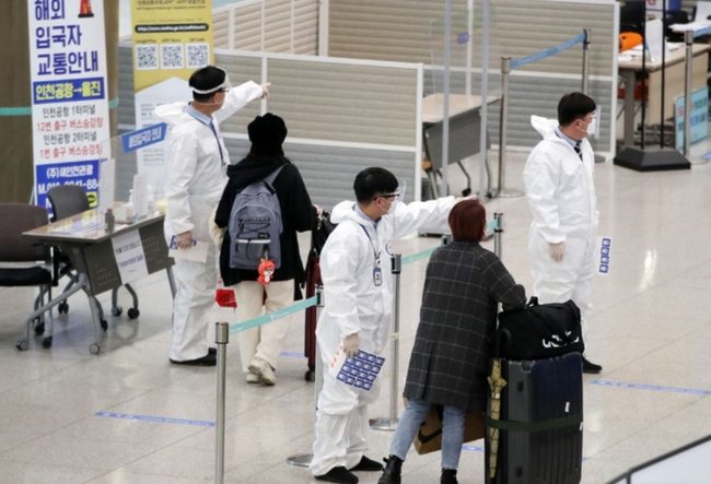 지난달 2일 오후 인천국제공항 제1터미널 입국장에서 해외입국자들이 방역 관계자의 안내를 받고 있다. 지난 1일 정은경 질병관리청 중앙방역대책본부(방대본) 본부장은 정례브리핑을 통해 국내 입국자 중 신종 코로나 바이러스 감염증(코로나19) 변이 확진자는 일주일 사이 7명이 더 늘어 총 34명이 됐다고 밝혔다 (사진=뉴시스 제공)