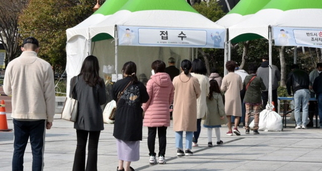 대구 지역 코로나19 확진자가 5명으로 집계된 지난 15일 오전 대구 중구 국채보상운동기념공원에 마련된 임시선별검사소에서 시민들이 검사를 받기 위해 줄 서 기다리고 있다.(사진=뉴시스 제공)