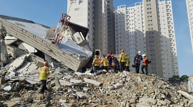 17일 오전 9시 12분께 전북 전주시 덕진구 인후동의 한 건물에서 철거 작업을 하던 굴착기 기사 A(30대 추정)씨가 매몰됐다 (사진=전북소방/뉴시스제공)