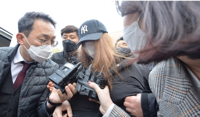 구미 3세 여아 친모로 알려진 '외할머니' B씨가 지난 11일 오전 대구지법 김천지원에서 열린 영장실질심사를 마친 후 법정에서 나오고 있다 (사진=뉴시스 제공)