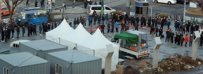 16일 오전 서울 구로구 구로역 광장 코로나19 임시선별검사소에 외국인근로자 등이 검사를 받기 위해 선별검사소 운영시간 전부터 줄지어 대기하고 있다 (사진=뉴시스 제공)