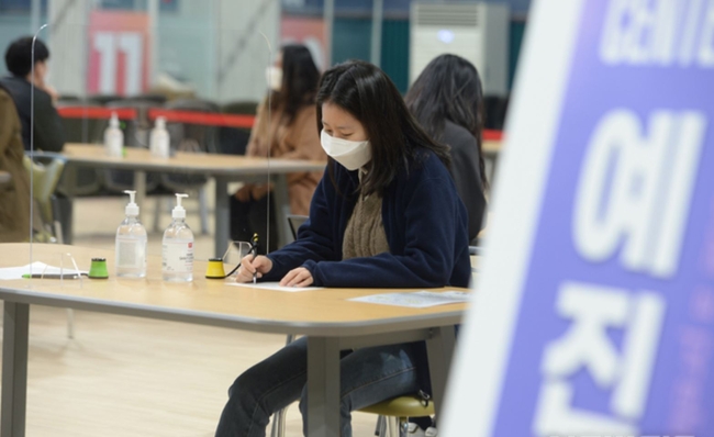 17일 오전 충남 천안시 서북구 실내테니스장에 마련된 예방접종센터에서 지역 예방접종센터 모의훈련이 진행되고 있다 (사진=뉴시스 제공)
