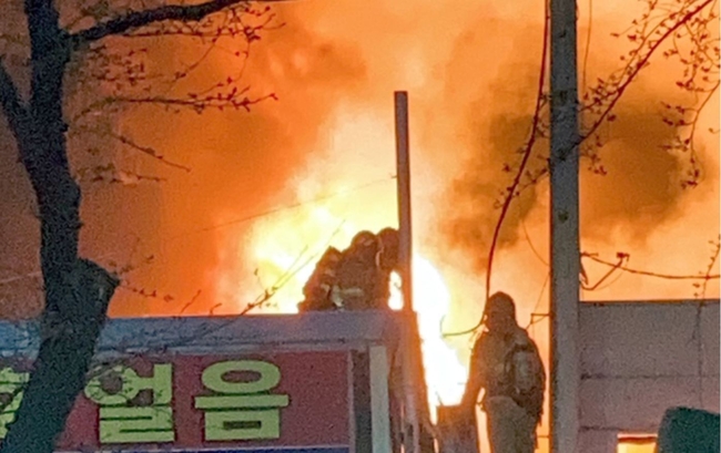 17일 오후 전남 순천시 연향동 한 페인트가게에서 불이나 소방당국이 진화 작업을 벌이고 있다 (사진=독자/뉴시스 제공)