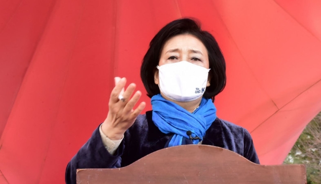박영선 더불어민주당 서울시장 후보가 17일 서울 금천구 금나래 중앙공원에서 금천구 지역발전 공약을 발표하고 있다 (사진=뉴시스 제공)
