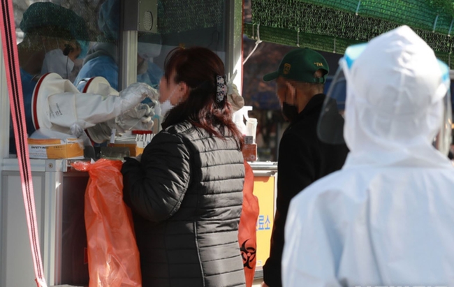 지난 16일 오전 서울 구로구 구로역 광장 코로나19 임시선별검사소에 외국인근로자 등이 검사를 받고 있다 (사진=뉴시스 제공)
