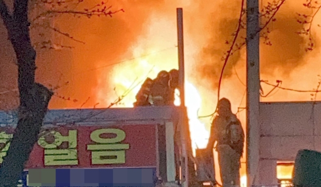 17일 오후 전남 순천시 연향동 한 페인트가게에서 불이나 소방당국이 진화 작업을 벌이고 있다 (사진=독자/뉴시스제공).