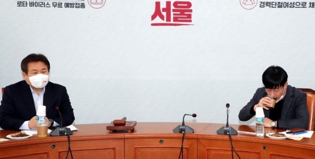 정양석 국민의힘 사무총장과 이태규 국민의당 사무총장이 17일 오후 국회에서 열린 오세훈·안철수 서울시장 후보 단일화 실무협상 4차 회의에 굳은 표정으로 참석하고 있다 (사진=공동취재/뉴시스 제공)
