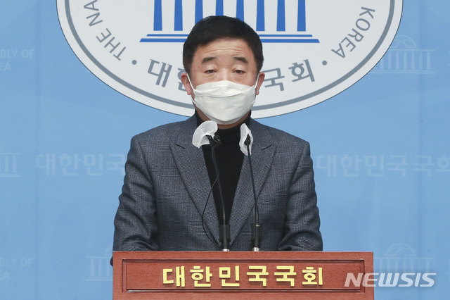 강득구 더불어민주당 의원이 18일 오전 서울 여의도 국회 소통관에서 구미 3세 아동 사망사건 관련 출생통보제 도입 및 영유아 전수조사 촉구 기자회견을 하고 있다. / 사진제공=뉴시스