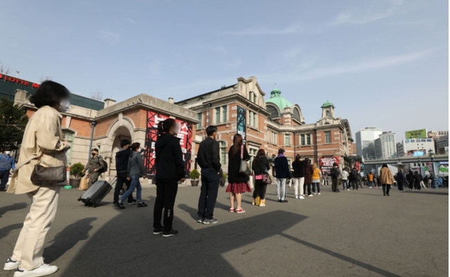 코로나19 신규 확진자가 463명으로 집계된 19일 오전 서울 중구 서울역 앞에 마련된 임시선별검사소에서 시민들이 검사를 받기 위해 대기하고 있다. 사진은 기사 내용과 관련이 없음 (사진=뉴시스 제공)