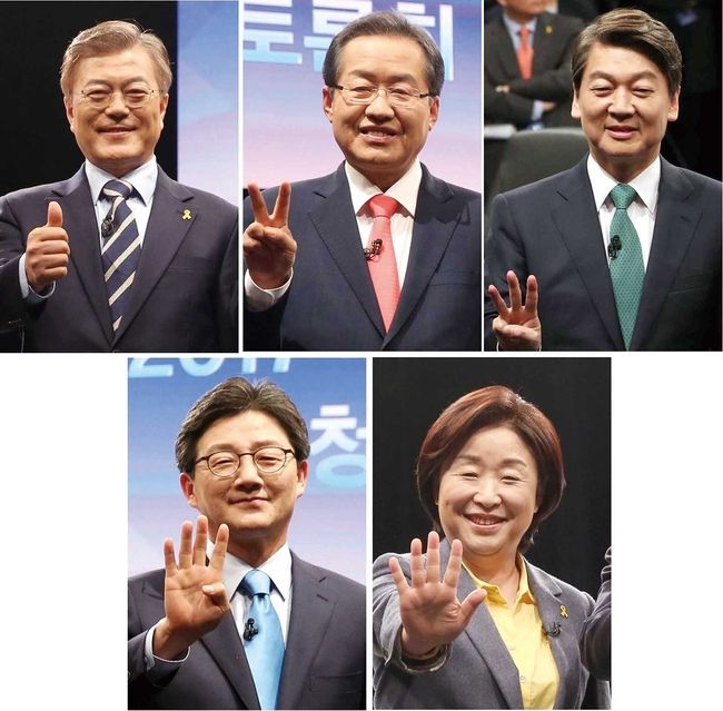 중앙일보-JTBC- 한국정치학회 공동주최 2017 대통령 후보 초청 토론회가 2017년 4월 25일 경기도 고양시 빛마루 방송지원센터에서 열리기에 앞서 더불어민주당 문재인(윗줄 왼쪽부터 기호순), 자유한국당 홍준표, 국민의당 안철수, 바른정당 유승민(아래줄 왼쪽), 정의당 심상정 대선후보가 자신의 기호를 상징하는 숫자를 손가락으로 만들어 보이며 웃고 있다.