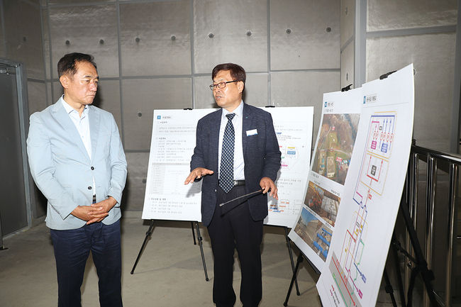 업무보고를 받고 있는 정장선(사진 좌) 평택시장