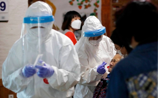 광주 북구보건소 감염병관리팀 직원들이 지난19일 오전 광주 북구 한 노인요양시설에서 종사자·이용자들을 대상으로 코로나19 검체를 채취하고 있다. 북구보건소는 지난 15일부터 감염취약시설 132곳에서 4423명을 대상으로 선제적 진단 검사를 진행했다 (사진= 광주 북구/뉴시스 제공) 