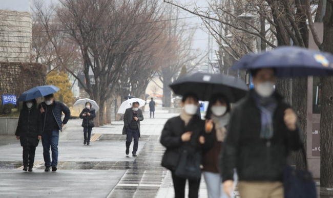 서울 지역에 비가 내리고 있는 지난달 21일 오후 서울 종로구 세종문화회관 앞에서 우산을 쓴 시민들이 걷고 있다 (사진=뉴시스 제공)