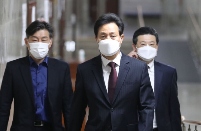 오세훈 국민의힘 서울시장 후보가 지난 19일 안철수 국민의당 서울시장 후보와의 단일화 관련 면담을 하기 위해 서울 여의도 국회 정양석 사무총장실로 향하고 있다 (사진=공동취재/뉴시스 제공)