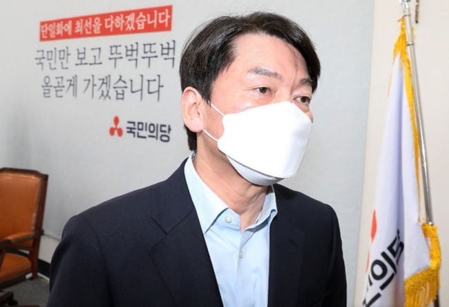 안철수 국민의당 서울시장 후보가 19일 오후 서울 여의도 국회에서 단일화 관련 입장을 밝히는 기자간담회를 마치고 간담회장을 나서고 있다. 안 후보는 "국민의힘이 제시한 모든조건 수용하겠다"고 밝히면 단일화 협상 재개를 촉구했다 (사진=공동취재/뉴시스 제공) 