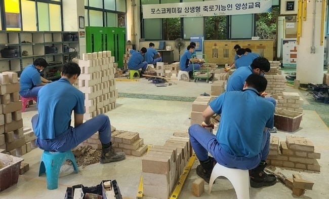 포스코케미칼 상생형 축로기능인 양성 교육. 2021.03.17. (사진=포스코케미칼 제공)