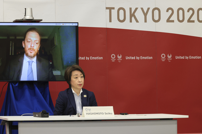 하시모토 세이코 도쿄 올림픽·패럴림픽 조직위원회 위원장이 20일 화상회의를 하고 있다. 세이코 위원장은 마루카와 다마요 일본 정부 올림픽담당상, 고이케 유리코 도쿄지사, 토마스 바흐 IOC 위원장, 앤드루 파슨스 IPC 위원장 등이 참석한 이날 회의에서 코로나19 악화 우려에 해외 관중을 수용하지 않기로 결정했다. / 사진제공=뉴시스
