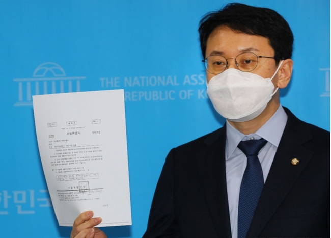  더불어민주당 천준호 의원이 지난 9일 서울 여의도 국회 소통관에서 국민의힘 오세훈 서울시장 후보와 관련해 "오 후보는 과거 본인 가족과 처가가 소유한 내곡동 땅이 보금자리주택으로 지정되는 데 관여했다는 의혹이 있다"고 주장하며 2009년 서울시가 국토해양부에 보낸 '보금자리주택지구 지정 제안" 관련 공문을 보여주고 있다 (사진=공동취재/뉴시스 제공)