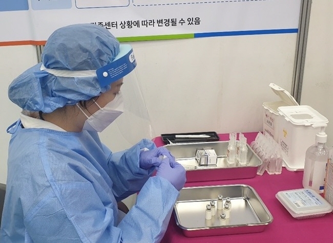 화이자 백신 접종 준비(사진=뉴시스 제공)