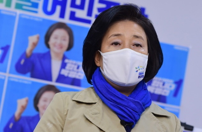  박영선 더불어민주당 서울시장 후보가 지난 21일 서울 서초구 반포쇼핑타운에 위치한 서초(갑) 지역위원회 사무실에서 지역공약 발표를 하고 있다.(사진=뉴시스 제공)