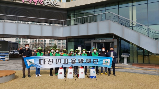다산면 자율방재단 일반산업단지 긴급방역활동 후 기념 촬영을 하고 있다.