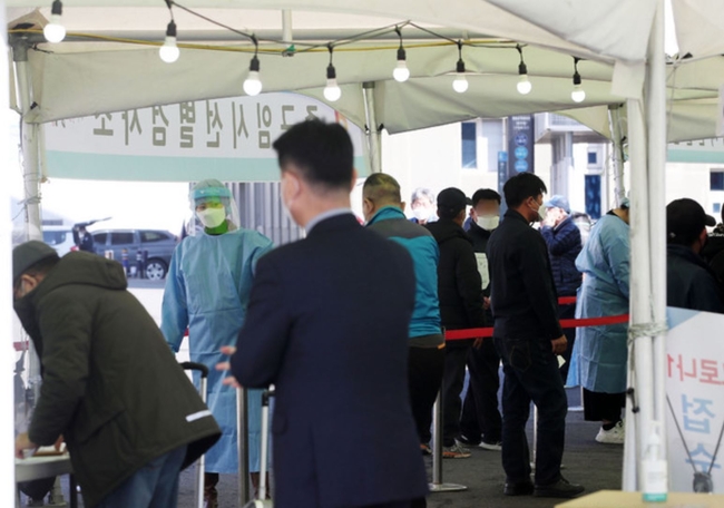 코로나19 신규확진자 수가 엿새째 400명대를 기록한 22일 오전 서울 중구 서울역 광장에 마련된 임시선별검사소에 시민들이 검사를 받기 위해 기다리고 있다 (사진=뉴시스 제공)