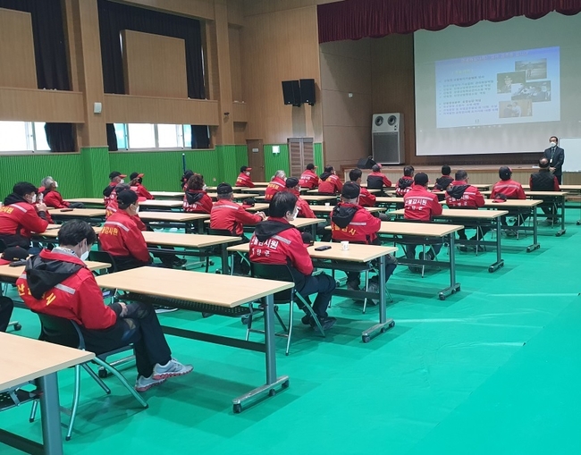산불담당 공무원들이 지난 17일 교육을 받고 있다.