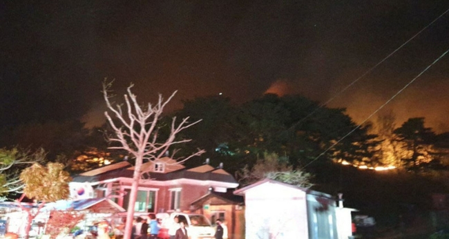 지난해 5월 1일 오후 오후 8시10분께 강원 고성군 토성면 도원리 무릉도원로 인근 주택에서 발생한 불이 산으로 옮겨 붙어 강풍에 번지고 있다 (사진=강원도 산불방지대책본부/뉴시스 제공).