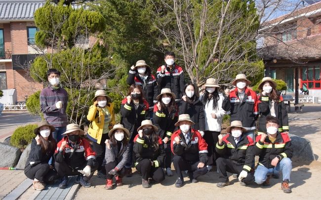 경안 신육원에서 30억 그루 나무심기 릴레이 후 기념촬영하는 남부산림청 직원들(조병철 남부지방산림청장, 첫 번째 줄 좌측에서 세 번째)