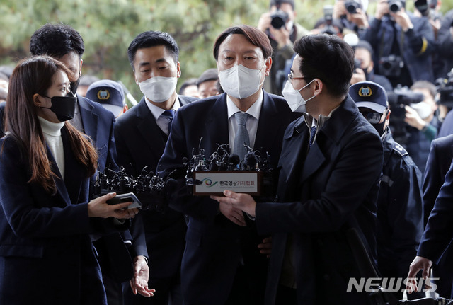 윤석열 전 검찰총장이 지난 4일 오후 서울 서초구 대검찰청에서 거취 관련 입장을 밝힌 뒤 이동하고 있다.(사진/뉴시스)