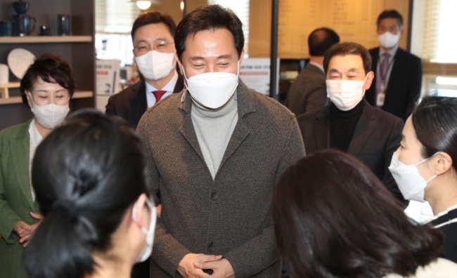 오세훈 국민의힘 서울시장 후보가 지난 22일 오후 서울 서초4동주민센터에서 공유어린이집 관계자들과 간담회를 하고 있다 (사진=뉴시스 제공)