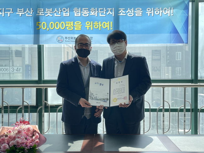 김종욱(왼쪽) 동아대 전자공학과 교수가 류현제 부산로봇산업협회 사무국장과 부산광역시장 표창장 수상 기념 촬영을 하고 있다.