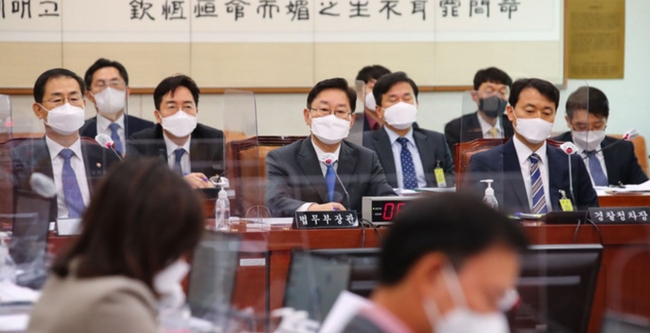 박범계 법무부 장관이 23일 오후 서울 여의도 국회에서 열린 법제사법위원회 전체회의에서 의원들의 질문에 답변하고 있다 (사진=공동취재/뉴시스 제공부 장관이 23일 오후 서울 여의도 국회에서 열린 법제사법위원회 전체회의에서 의원들의 질문에 답변하고 있다 (사진=공동취재/뉴시스 제공) 