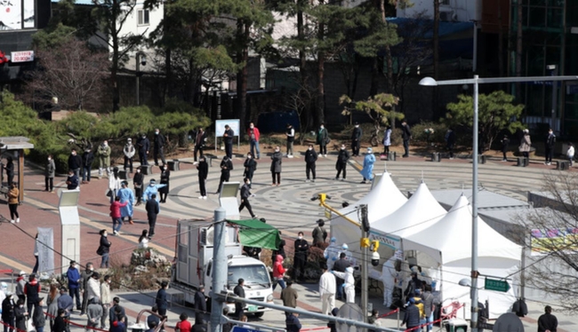 코로나19 신규 확진자가 415명 발생해 엿새째 400명대를 이어가고 있는 지난 22일 서울 구로구 구로역 광장 코로나19 임시선별검사소에서 외국인근로자 및 시민들이 검사를 받기 위해 줄 서 있다 (사진=뉴시스 제공)