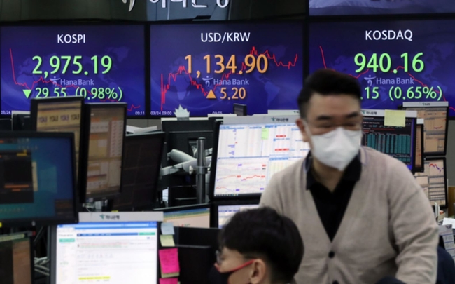코스피가 2996.32로 전거래일(3004.74)보다 하락 출발한 24일 서울 중구 하나은행 딜링룸에서 딜러들이 업무를 보고 있다 (사진=뉴시스 제공)