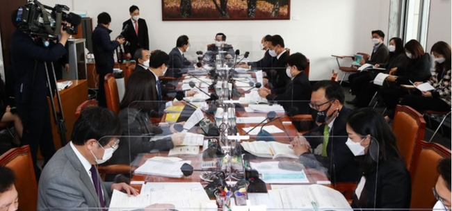 지난 23일 오전 서울 여의도 국회 예결위에서 2021년도 제1회 추경예산안 등 조정소위원회가 열리고 있다 (사진=뉴시스 제공)