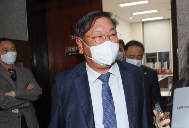 김태년 더불어민주당 원내대표(가운데)와 홍남기 경제부총리(가운데 오른쪽)가 24일 밤 서울 여의도 국회에서 국민의힘 원내대표실을 찾아 추경 처리에 합의한 뒤 나오고 있다 (사진=공동취재/뉴시스 제공)