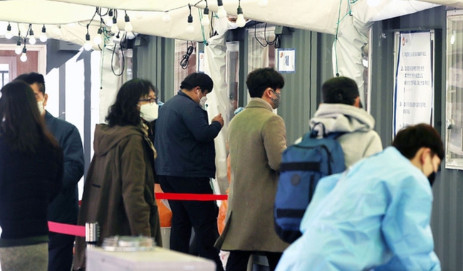 코로나19 신규확진자 수가 엿새째 400명대를 기록한 지난 22일 오전 서울 중구 서울역 광장에 마련된 임시선별검사소에 시민들이 검사를 받기 위해 기다리고 있다 (사진=뉴시스 제공)