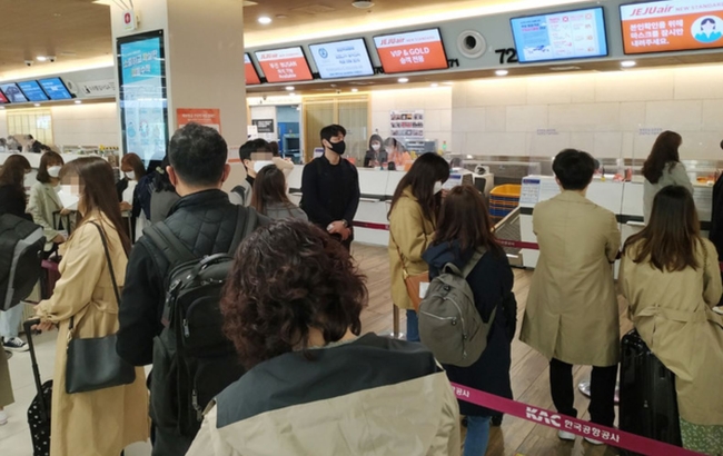 제주항공 메인시스템 불안정과 모바일 발권 시스템 다운으로 25일 오전 서울 김포공항 제주항공 창구에서 승객들이 탑승수속을 기다리고 있다 (사진=뉴시스 제공)