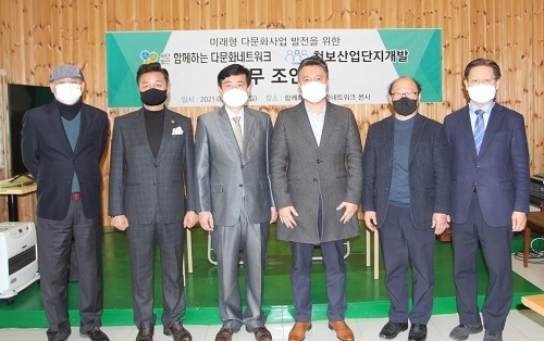 왼쪽부터 천보개발 최도형 CFO》,천보개발 최대성 회장, 다문화국제학교 신상록 이사장, 천보개발 임종욱 대표, 다문화국제학교 이견호 교장, 다문화국제학교 김봉현 이사