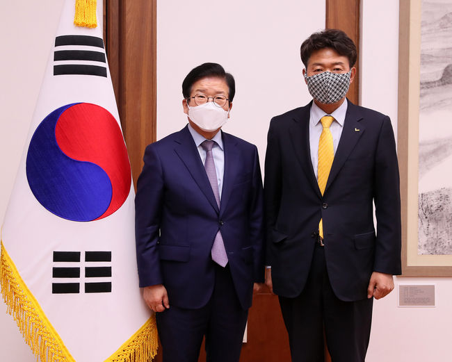 25일 여영국 신임 정의당 대표(오른쪽)가 박병석 국회의장 (왼쪽)을 찾아 인사했다. / 사진제공=국회