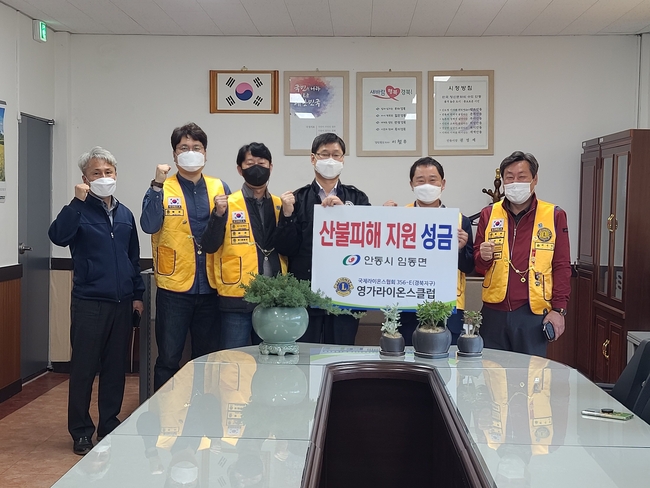  성금을 전달하고 기념촬영을 하고 있다.